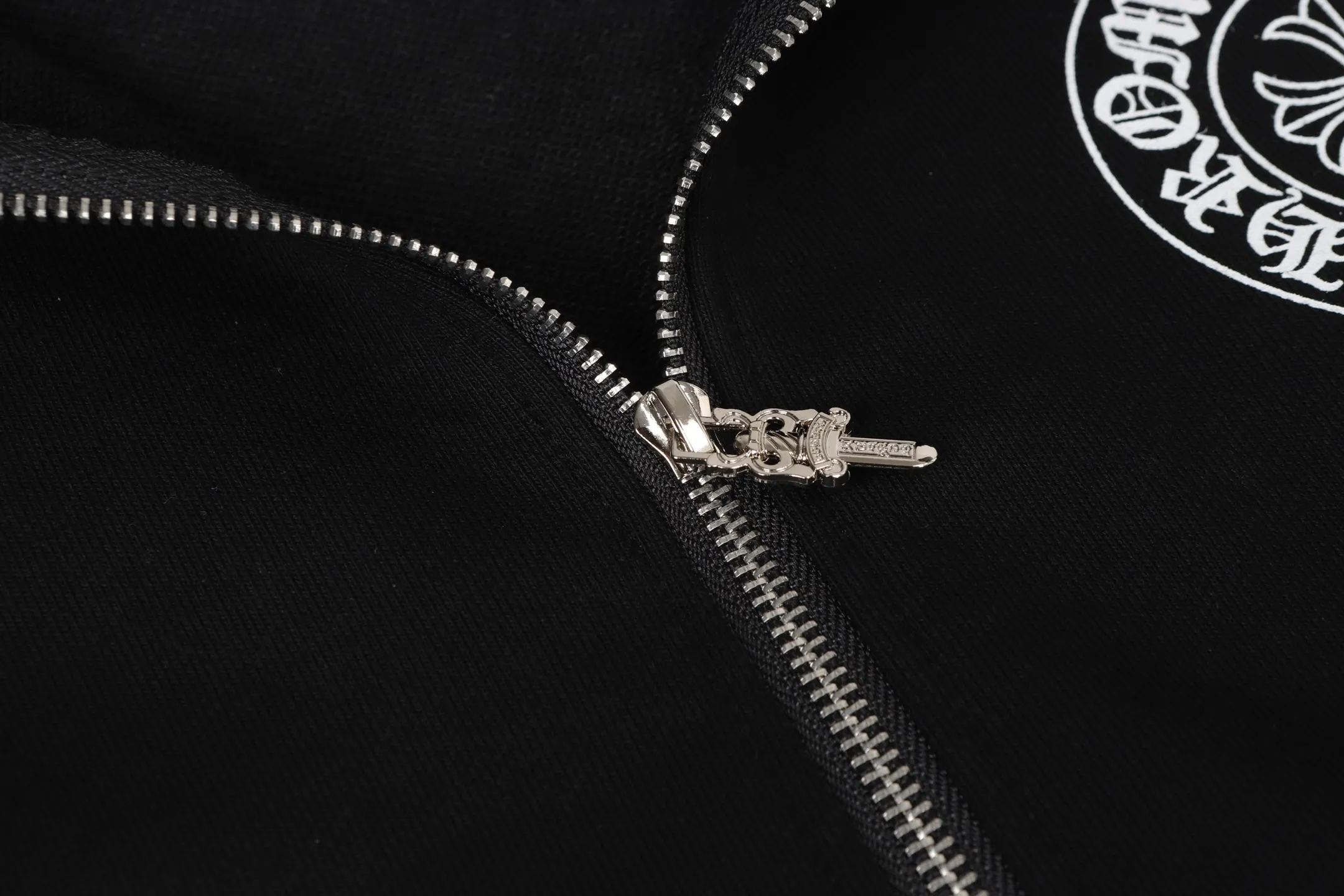 P270 #K14 Cross-border running quantity model, please do not place an order if you are pursuing quality -Chrome Hearts/Chrome Hearts 23ss scroll horseshoe print zipper sweatshirt cardigan jacket -High weight, high density and high quality. The wool is soft, delicate and skin-friendly. It feels soft and silky. It has excellent warmth and skin-friendly properties. -Size: S M L XL